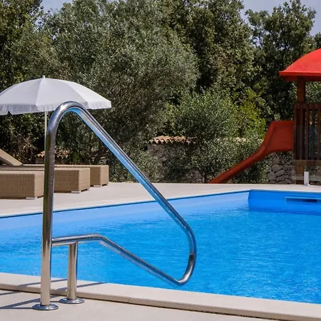 Valerie With Pool And Sea View