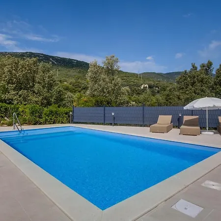 Valerie With Pool And Sea View *